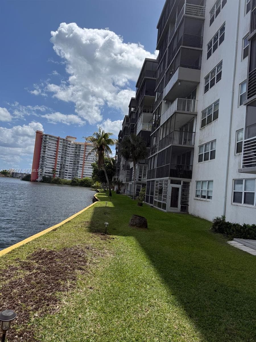 1175 Miami Gardens Dr 703 photo 18