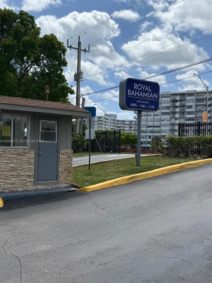 1175 Miami Gardens Dr 703 photo 4