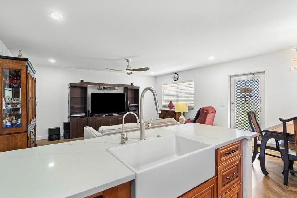 156 Seville photo 3