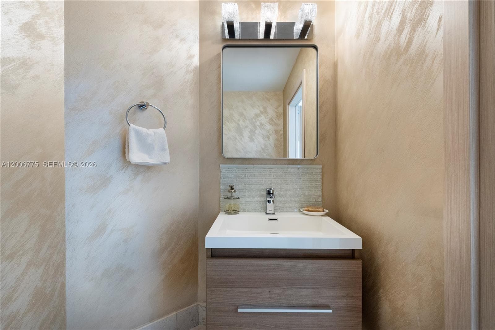 1945 Ocean Dr 1812 photo 18