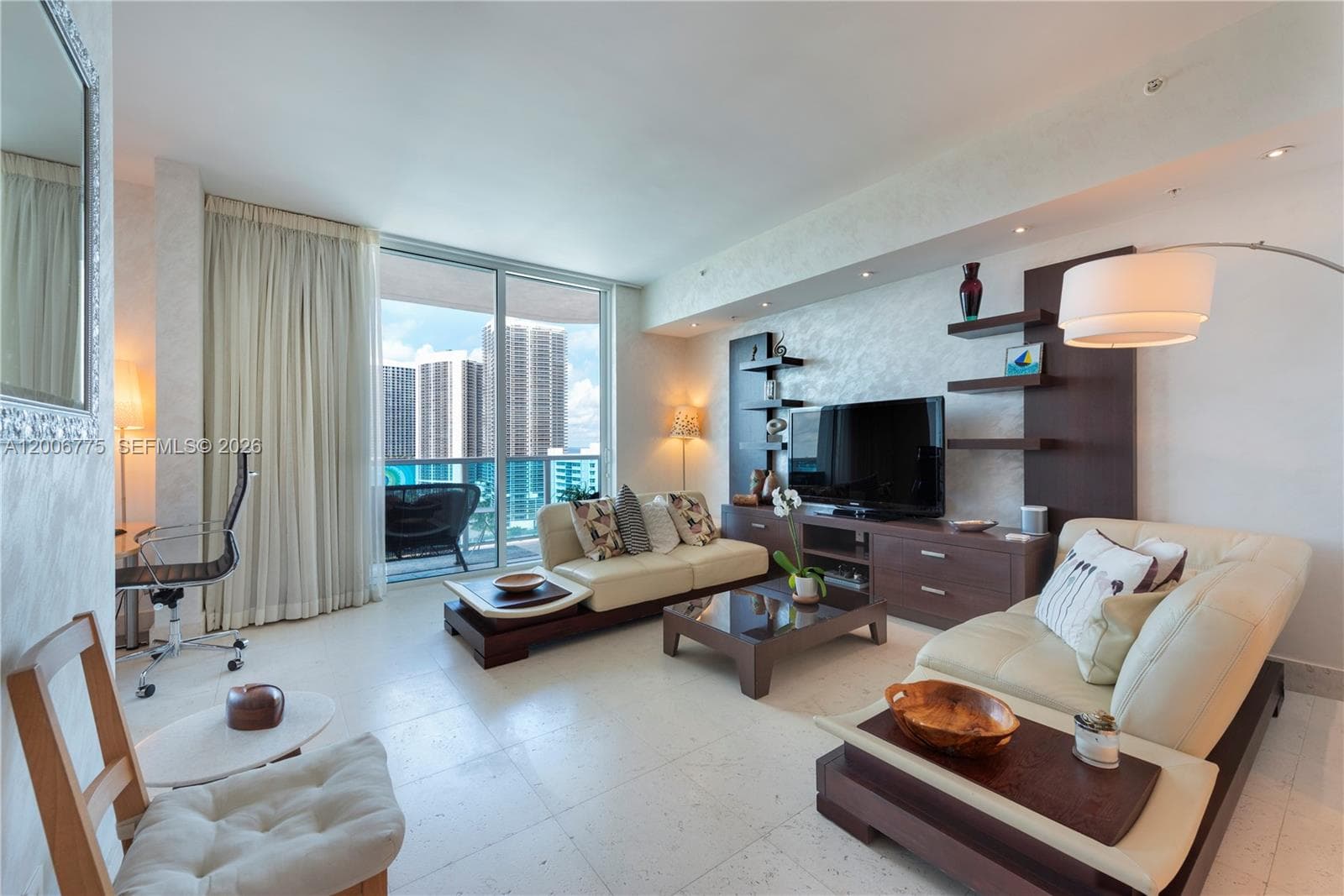 1945 Ocean Dr 1812 photo 4