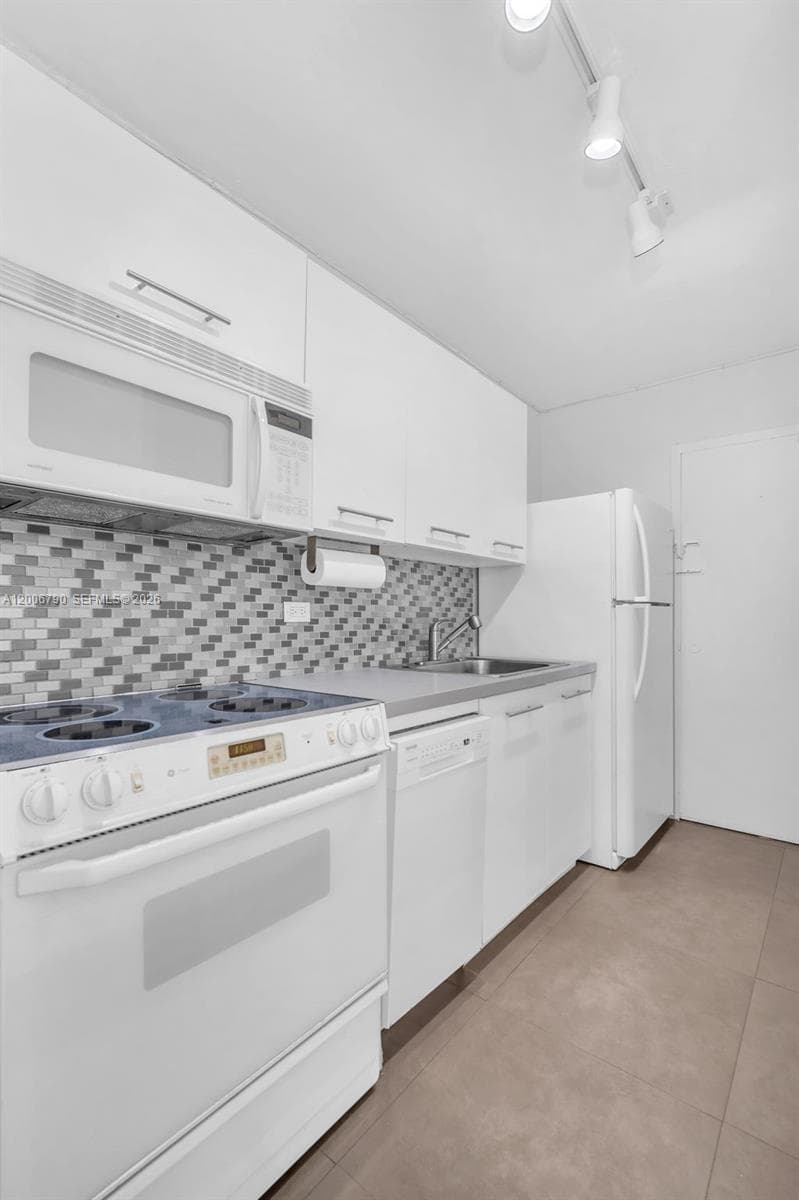 5313 Collins Ave 204 photo 13