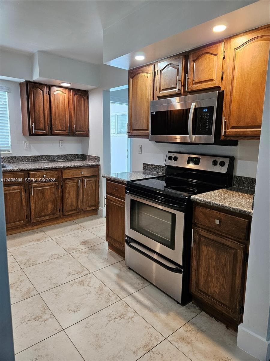 10050 Broad Channel Dr photo 3