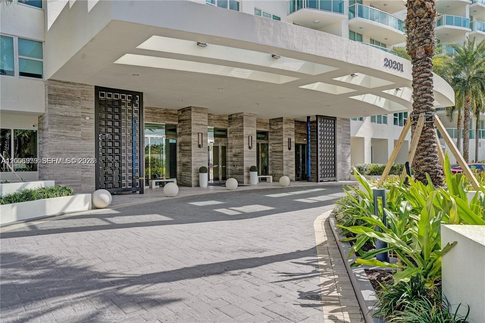 20201 E Country Club Dr 1006 photo 2