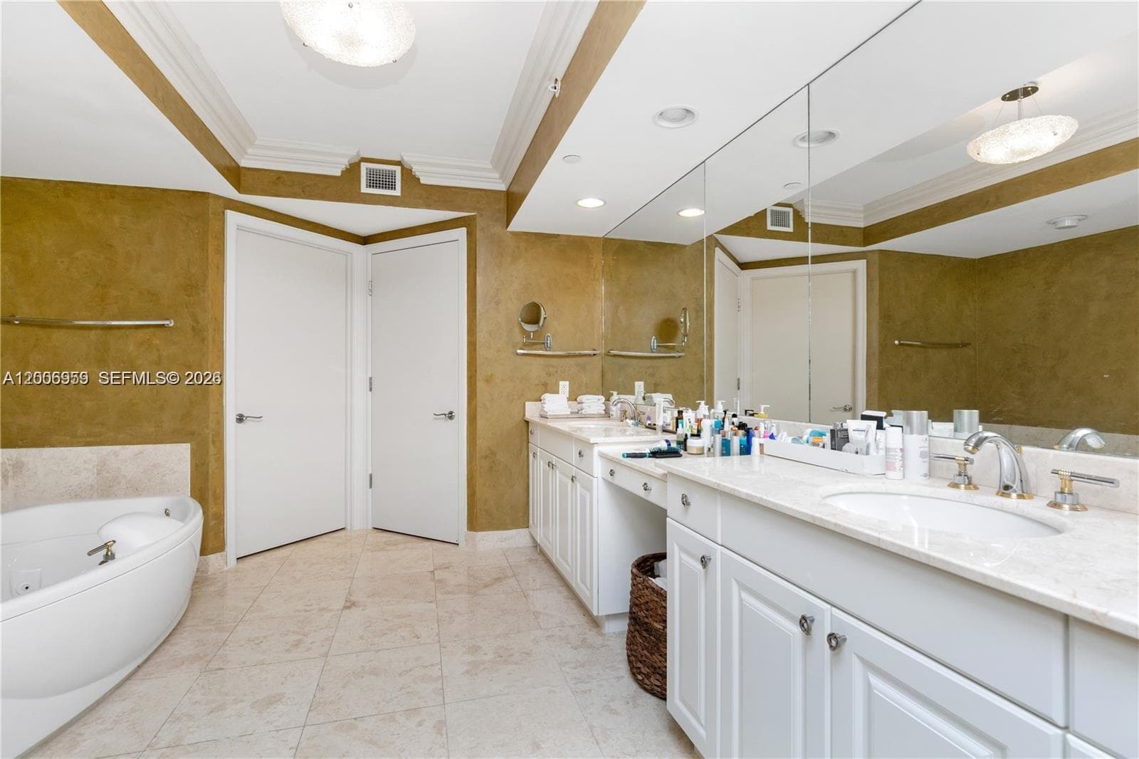 20201 Country Club Dr 1006 photo 18