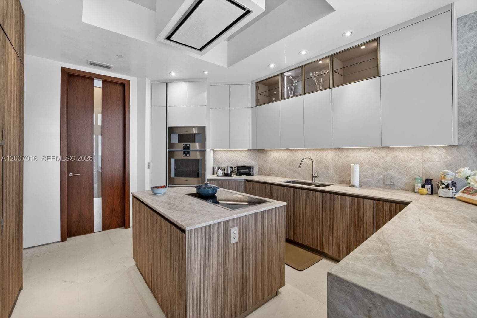 2600 Island Blvd PH-1 photo 24