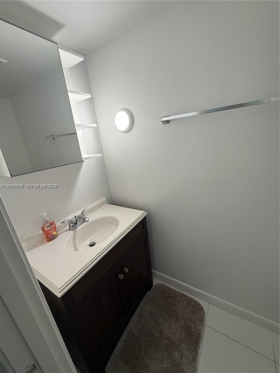 300 Diplomat Pkwy 712 photo 3