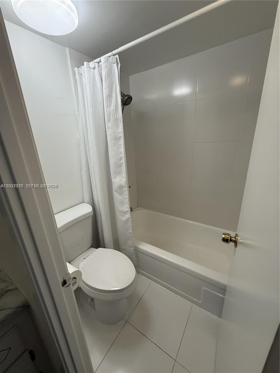 300 Diplomat Pkwy 712 photo 5