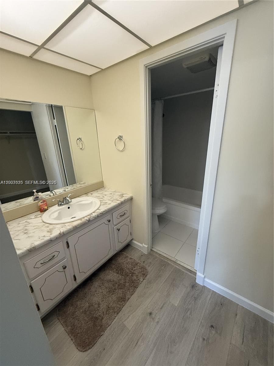 300 Diplomat Pkwy 712 photo 4