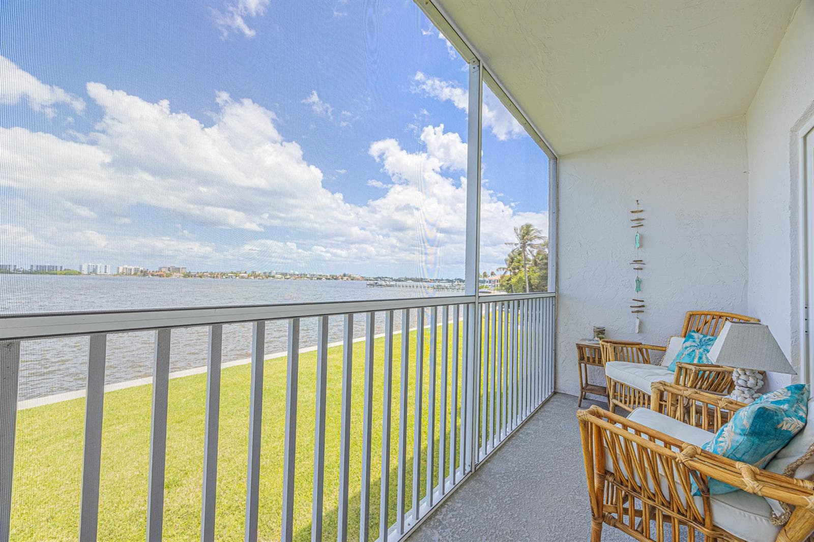 1516 S Lakeside Drive 203 photo 1