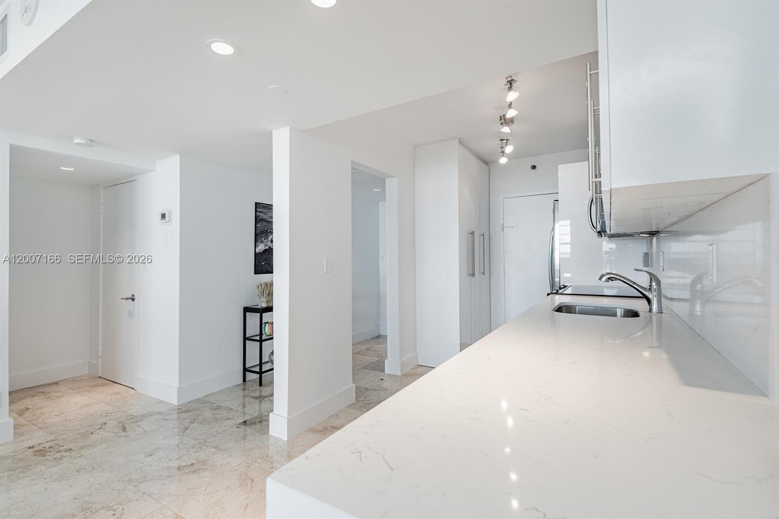 100 LINCOLN RD 944 photo 6