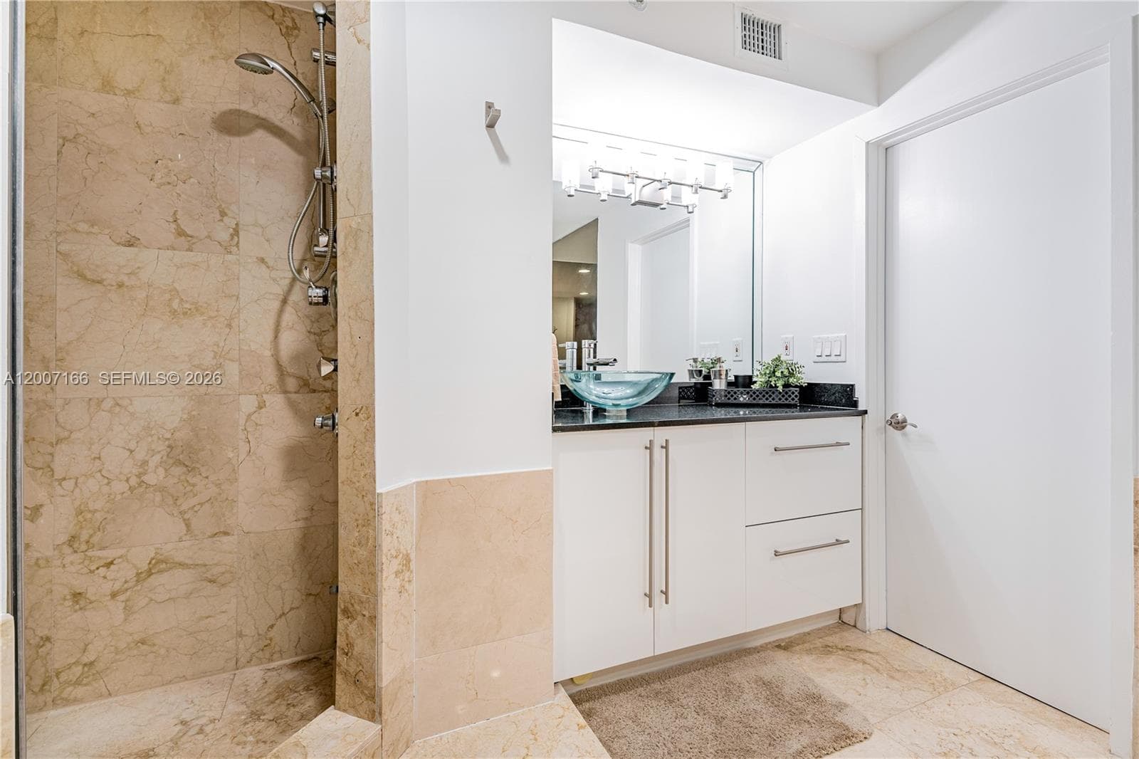 100 LINCOLN RD 944 photo 17