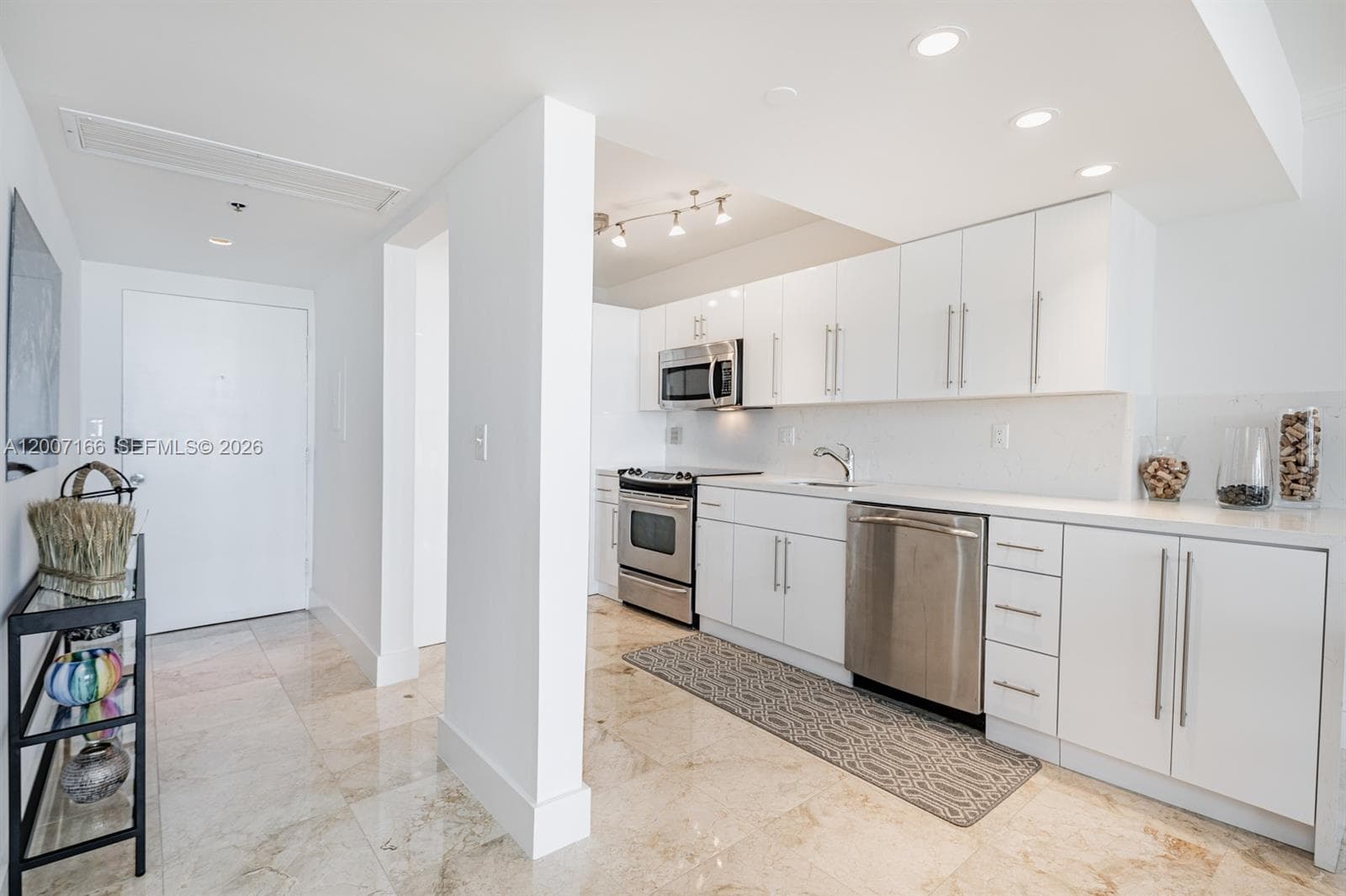 100 LINCOLN RD 944 photo 5