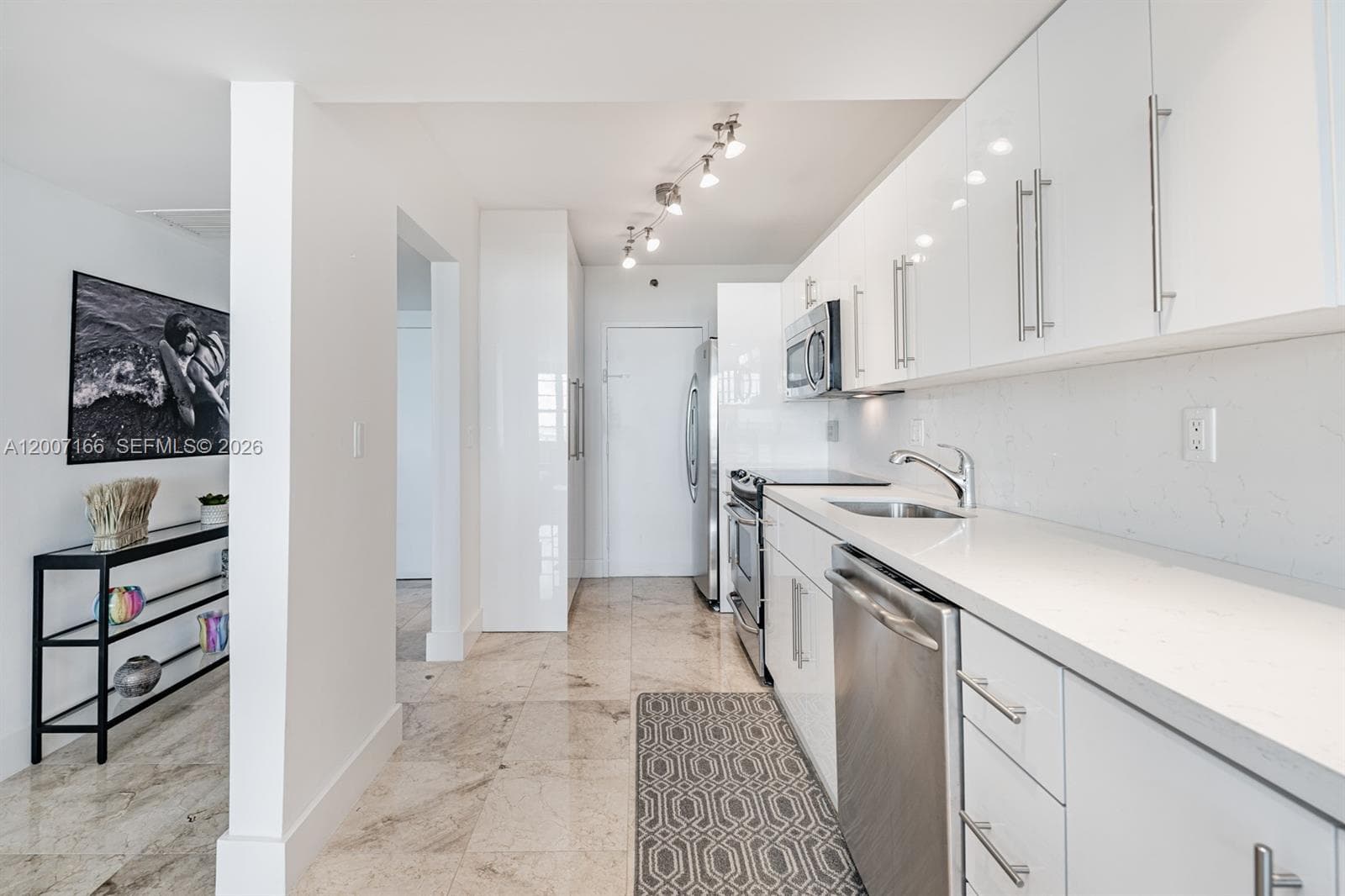 100 LINCOLN RD 944 photo 9