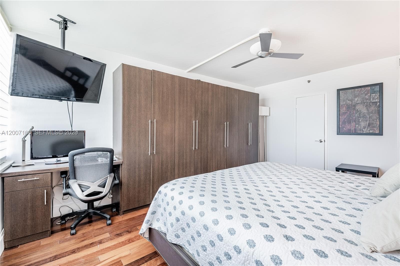 100 LINCOLN RD 944 photo 14