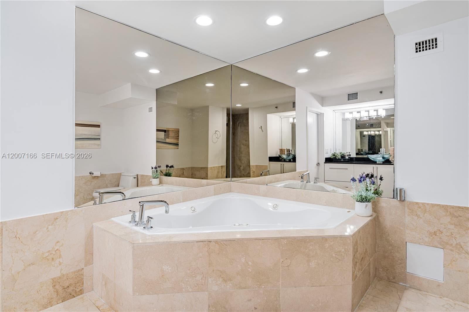 100 LINCOLN RD 944 photo 18