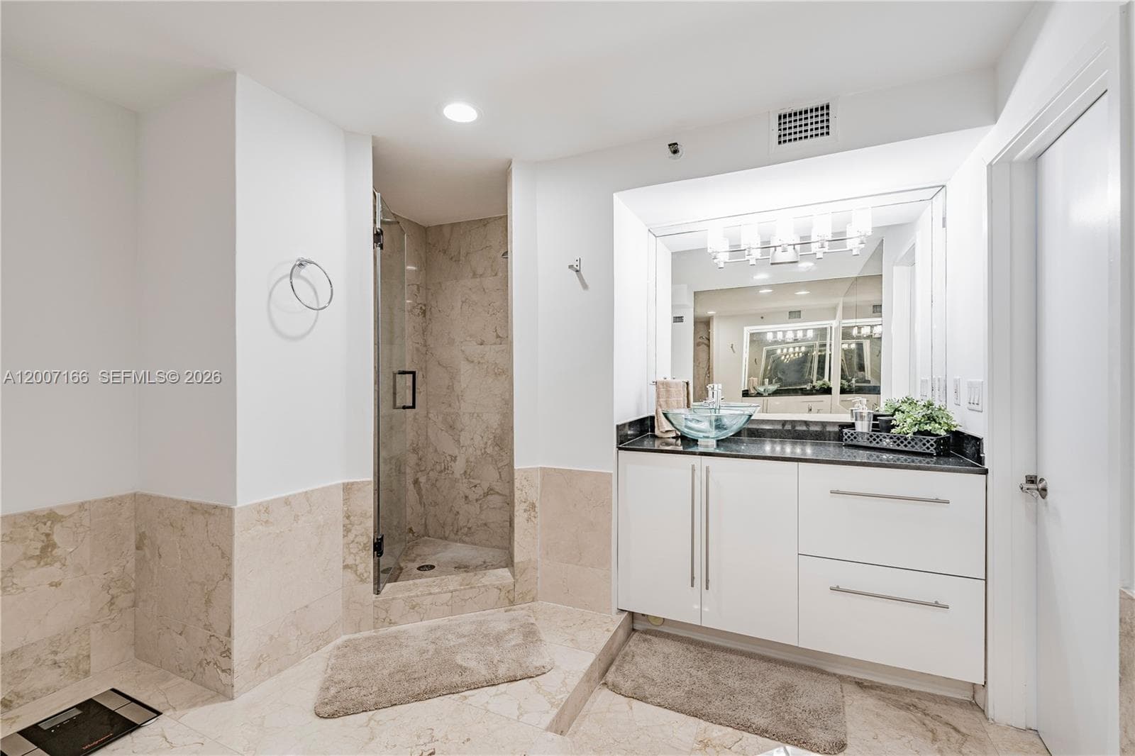 100 LINCOLN RD 944 photo 19