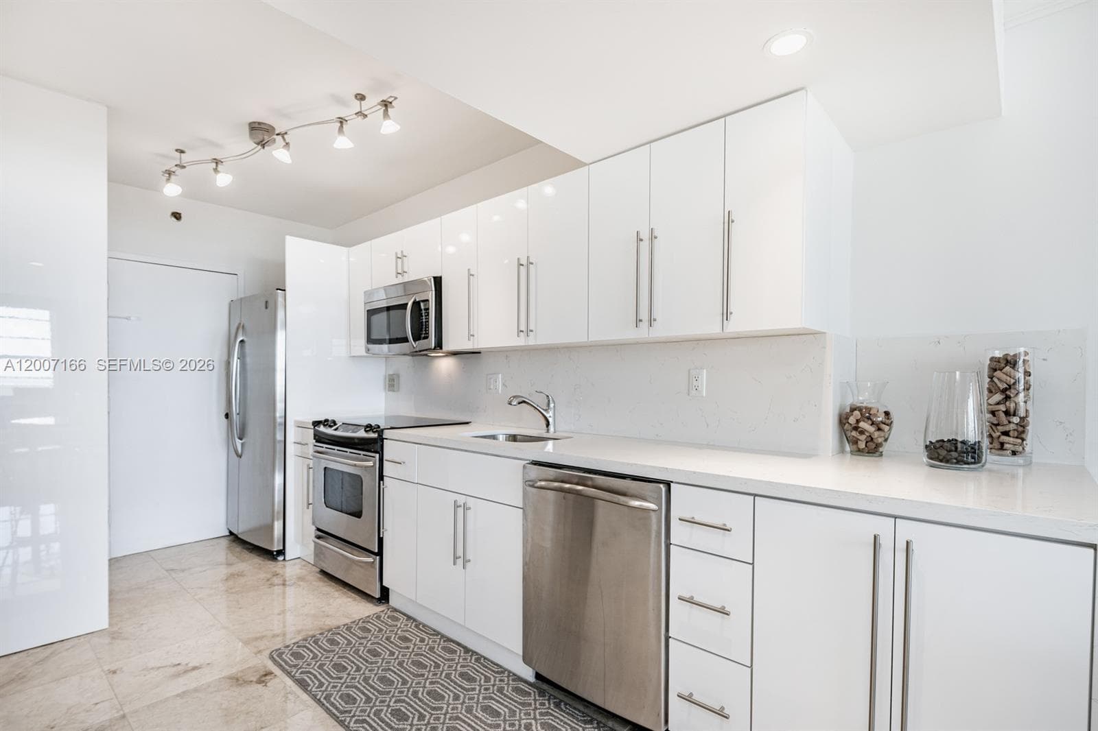 100 LINCOLN RD 944 photo 4