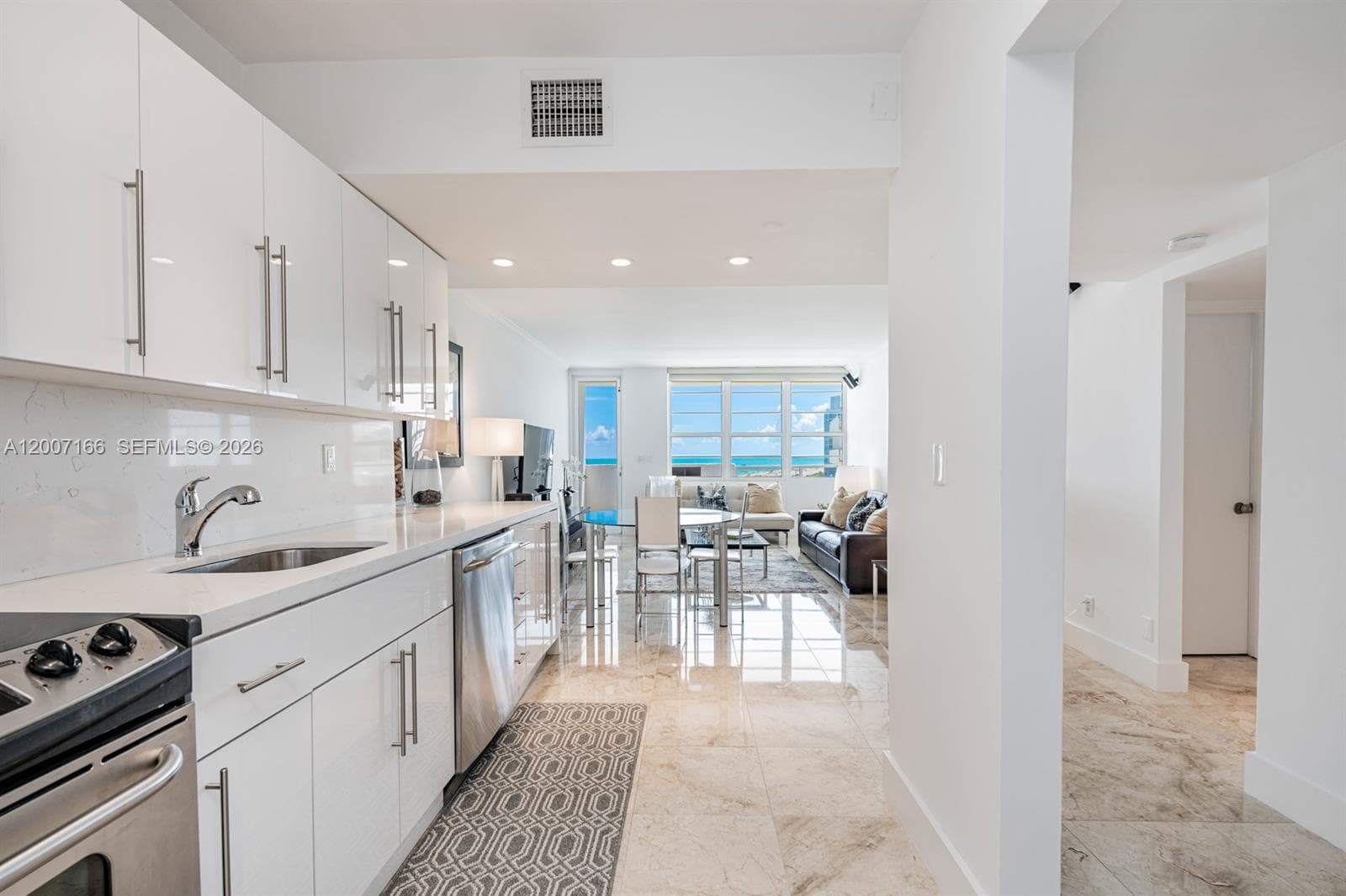 100 LINCOLN RD 944 photo 8