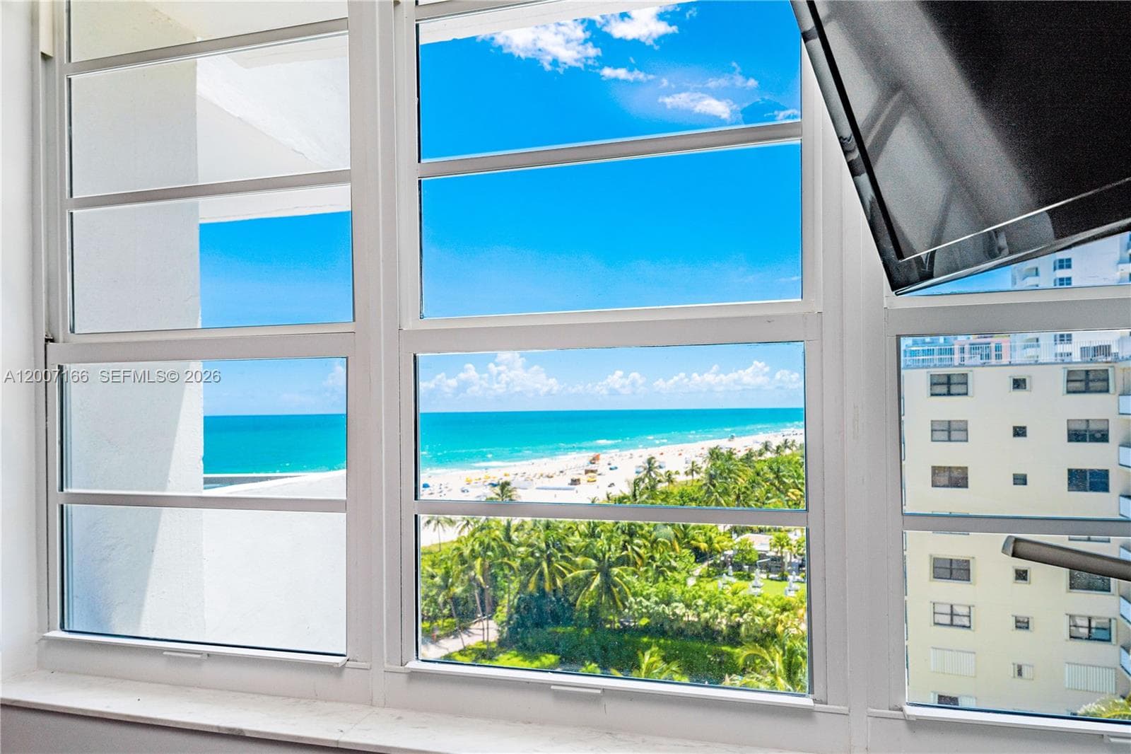 100 LINCOLN RD 944 photo 21