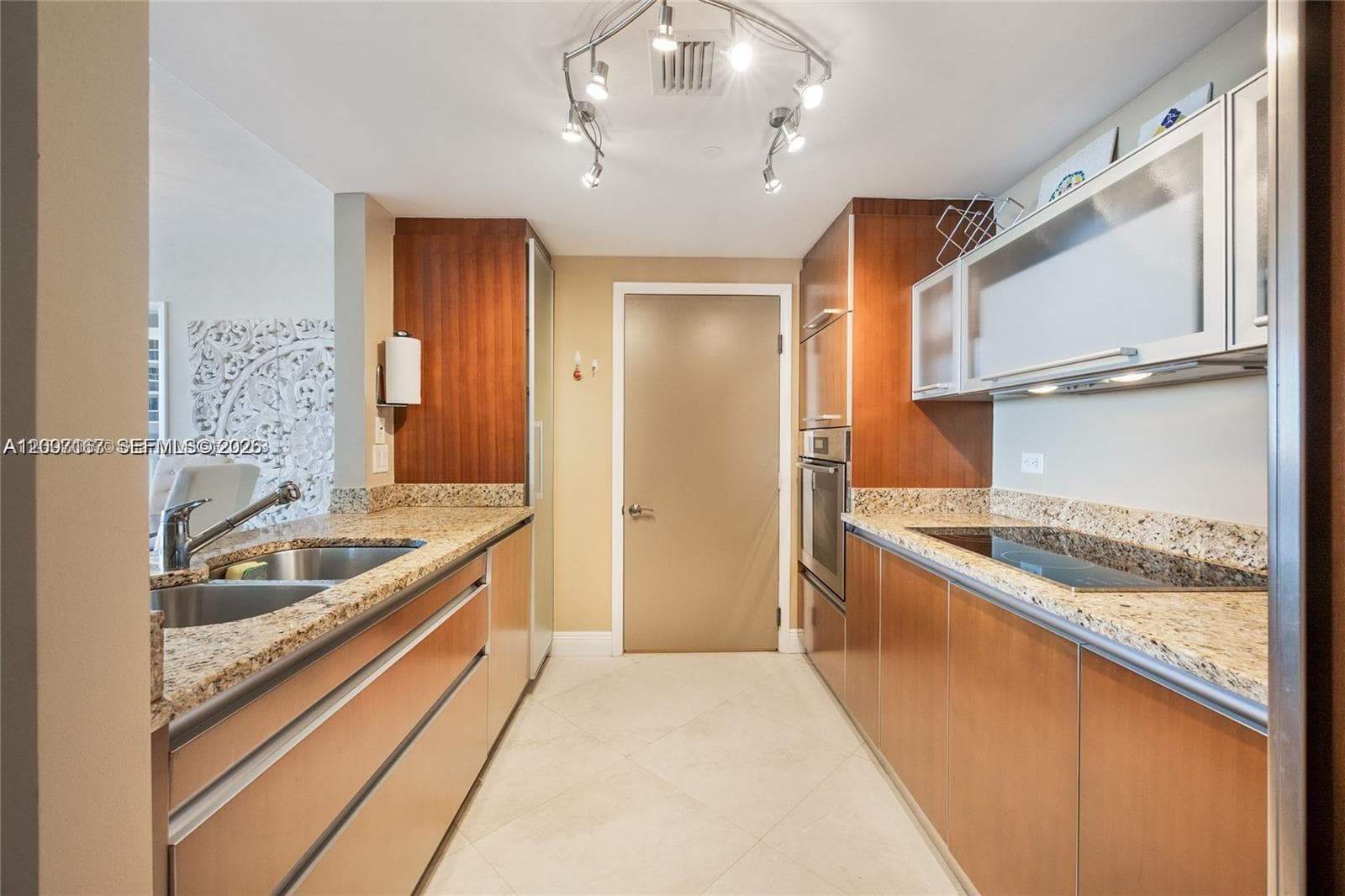 17201 Collins Ave 2305 photo 4