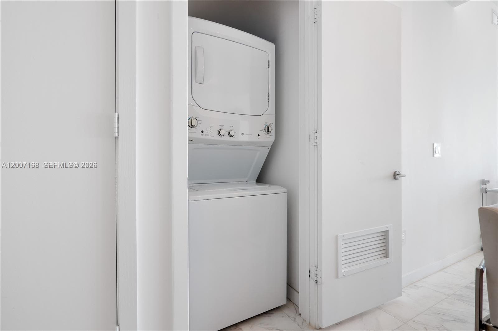 480 31st St 2405 photo 14