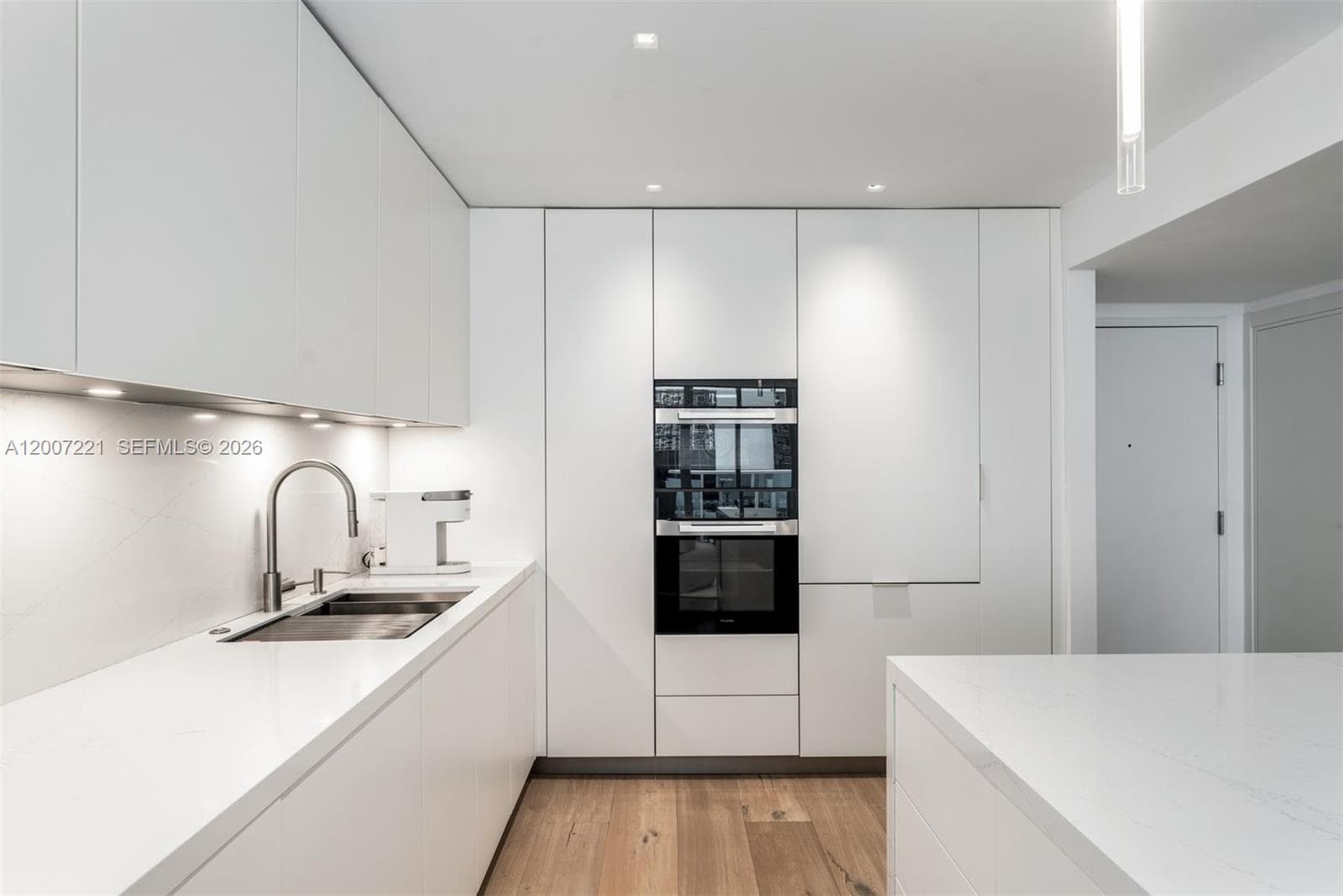 2301 Collins Ave 902 photo 5