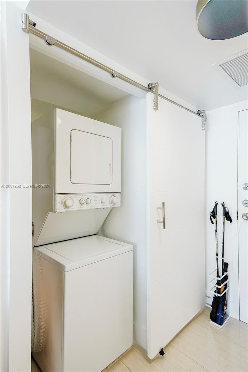 400 Leslie Dr 319 photo 7