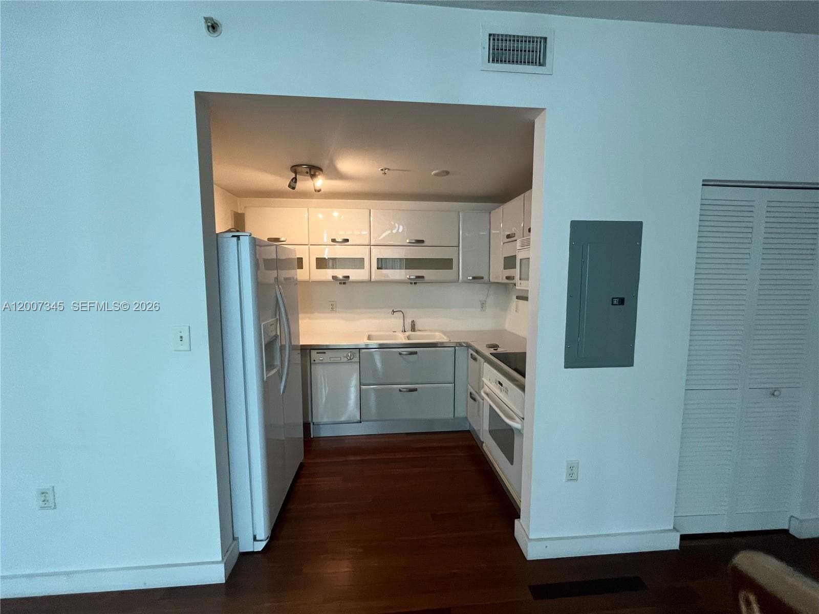 6580 INDIAN CREEK DR 511 photo 2