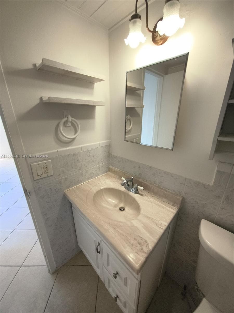 3660 166th St 302 photo 15