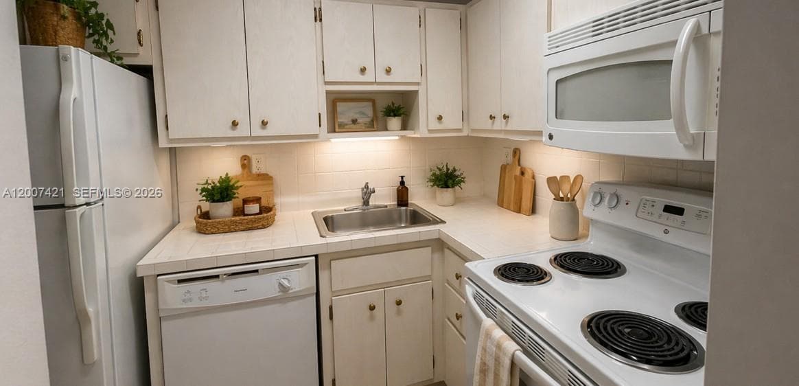 2899 Collins Ave 1040 photo 4
