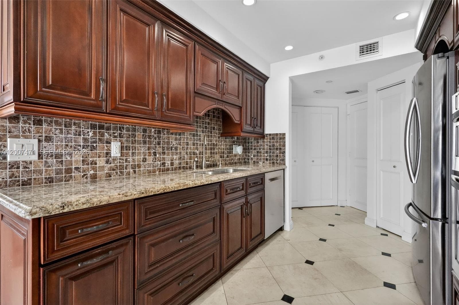 3000 Island Blvd 2305 photo 15