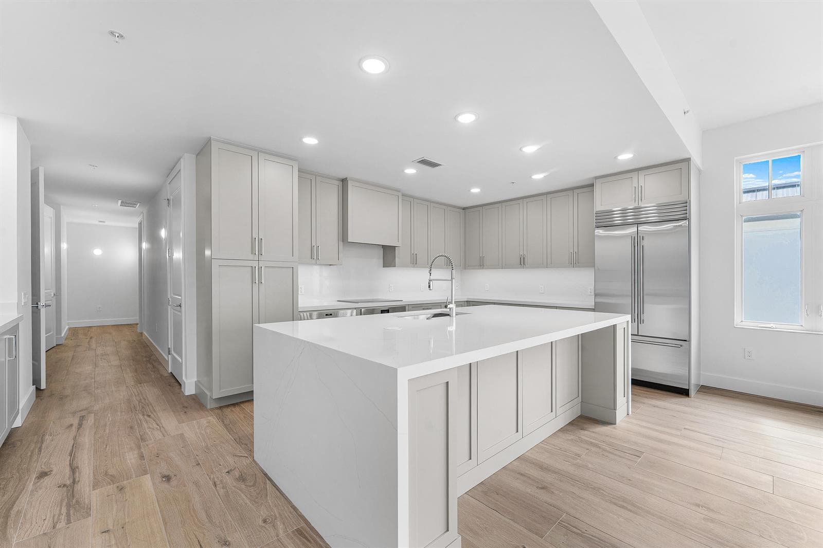 180 Lake Drive 2304 photo 4
