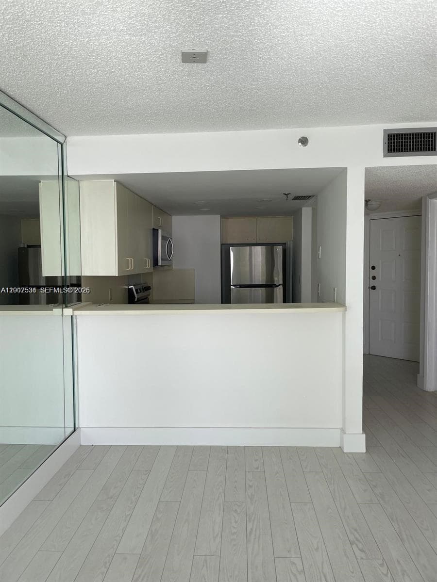 5880 Collins Ave 1006 photo 2
