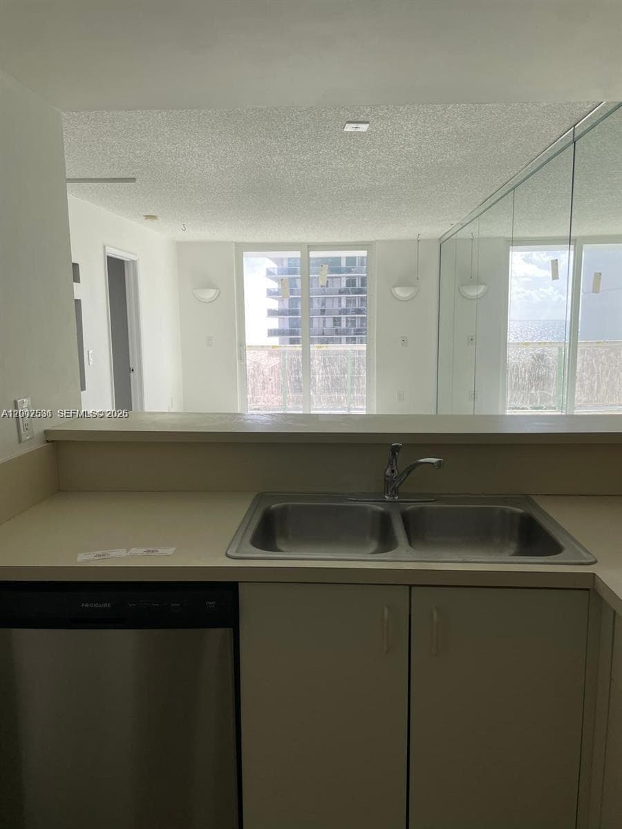 5880 Collins Ave 1006 photo 7
