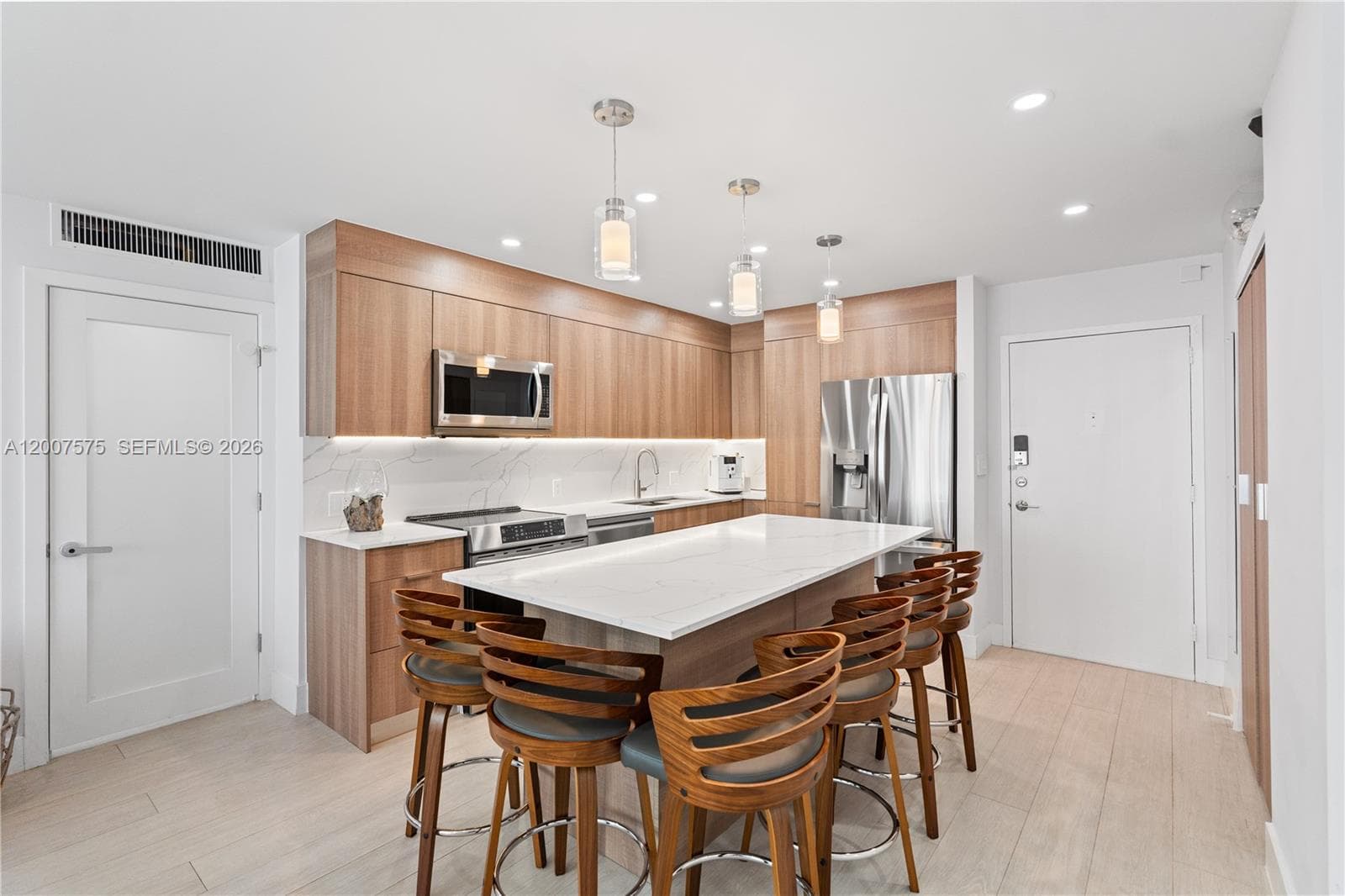 2030 Ocean Dr 918 photo 4