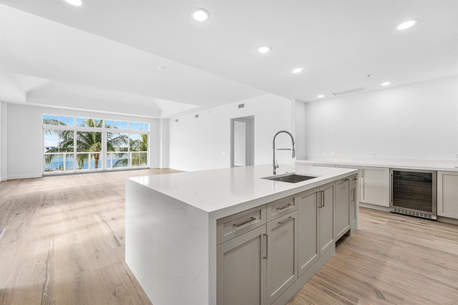 180 Lake Drive 2204 photo 10