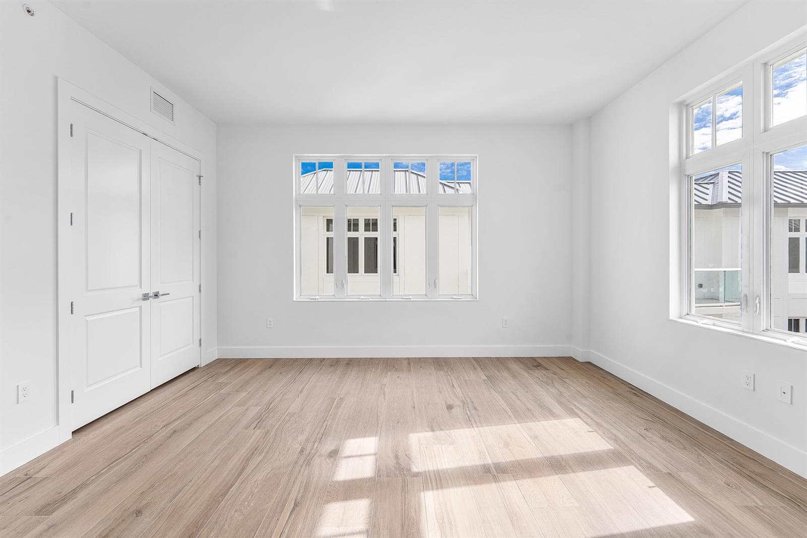 180 Lake Drive 2204 photo 21