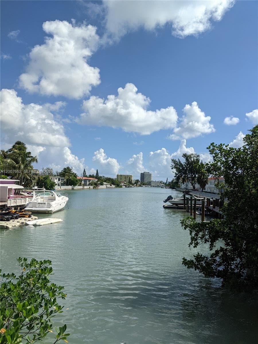 7741 Hawthorne Ave 7741 photo 4