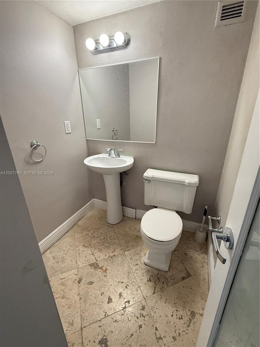 5313 Collins Ave 1110 photo 2