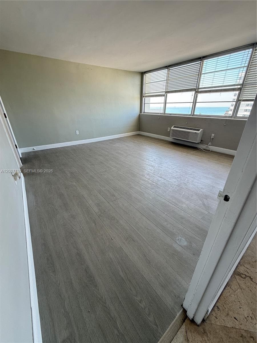 5313 Collins Ave 1110 photo 3