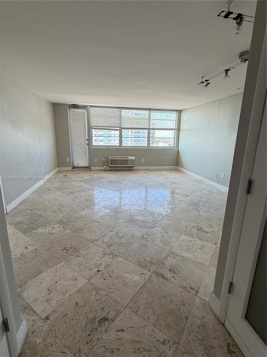 5313 Collins Ave 1110 photo 1