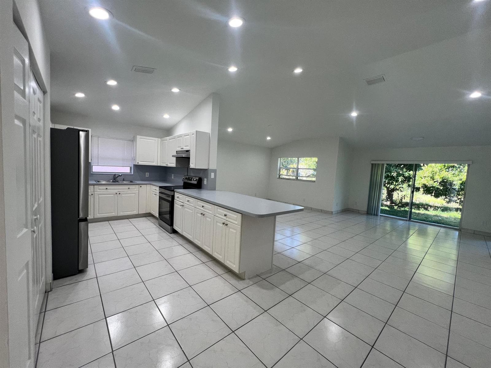 1096 Staghorn Street photo 2