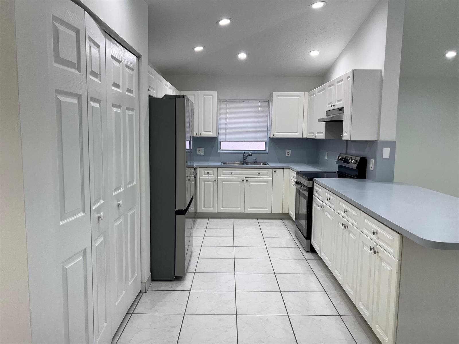 1096 Staghorn Street photo 7