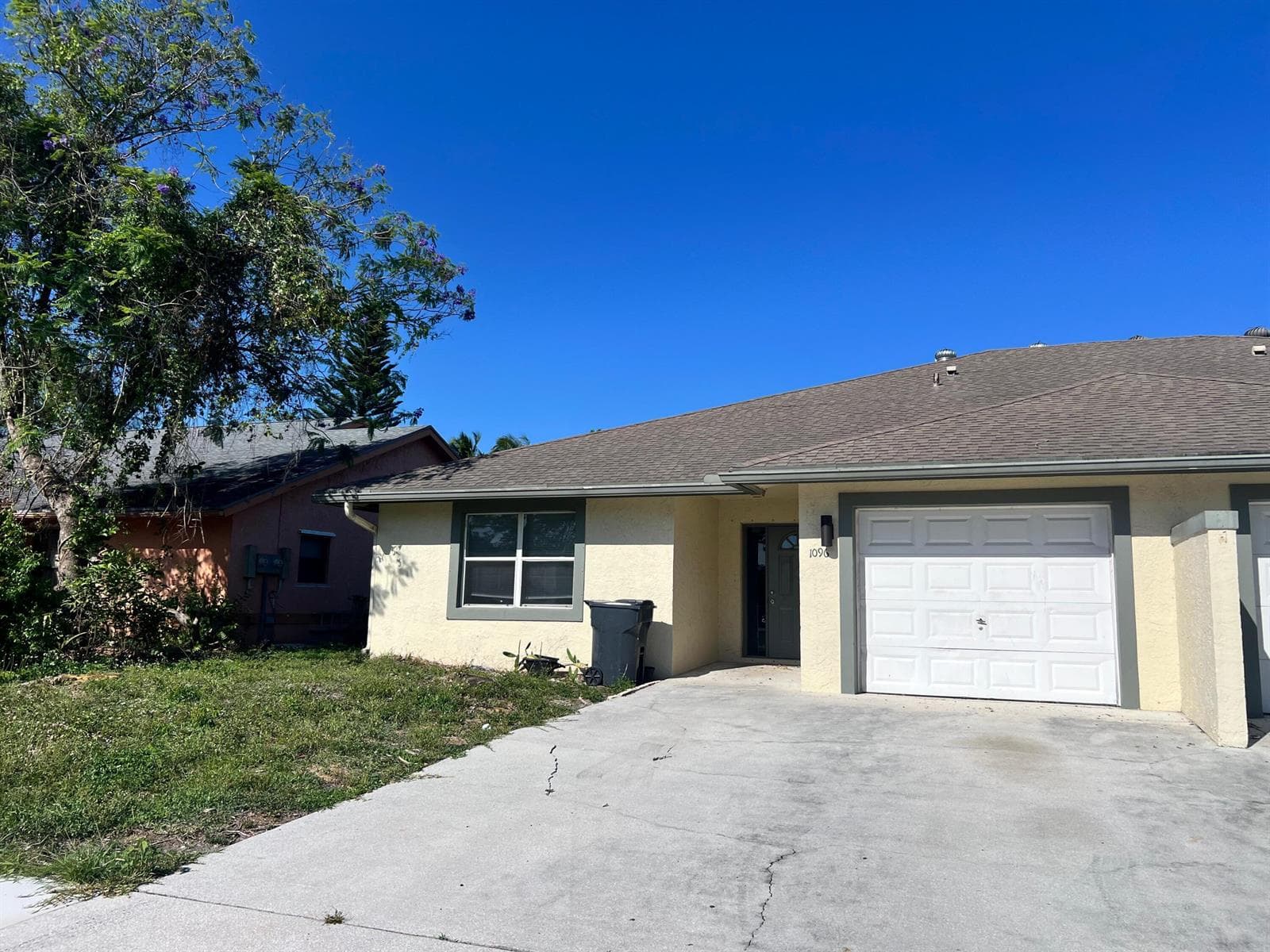1096 Staghorn Street photo 1