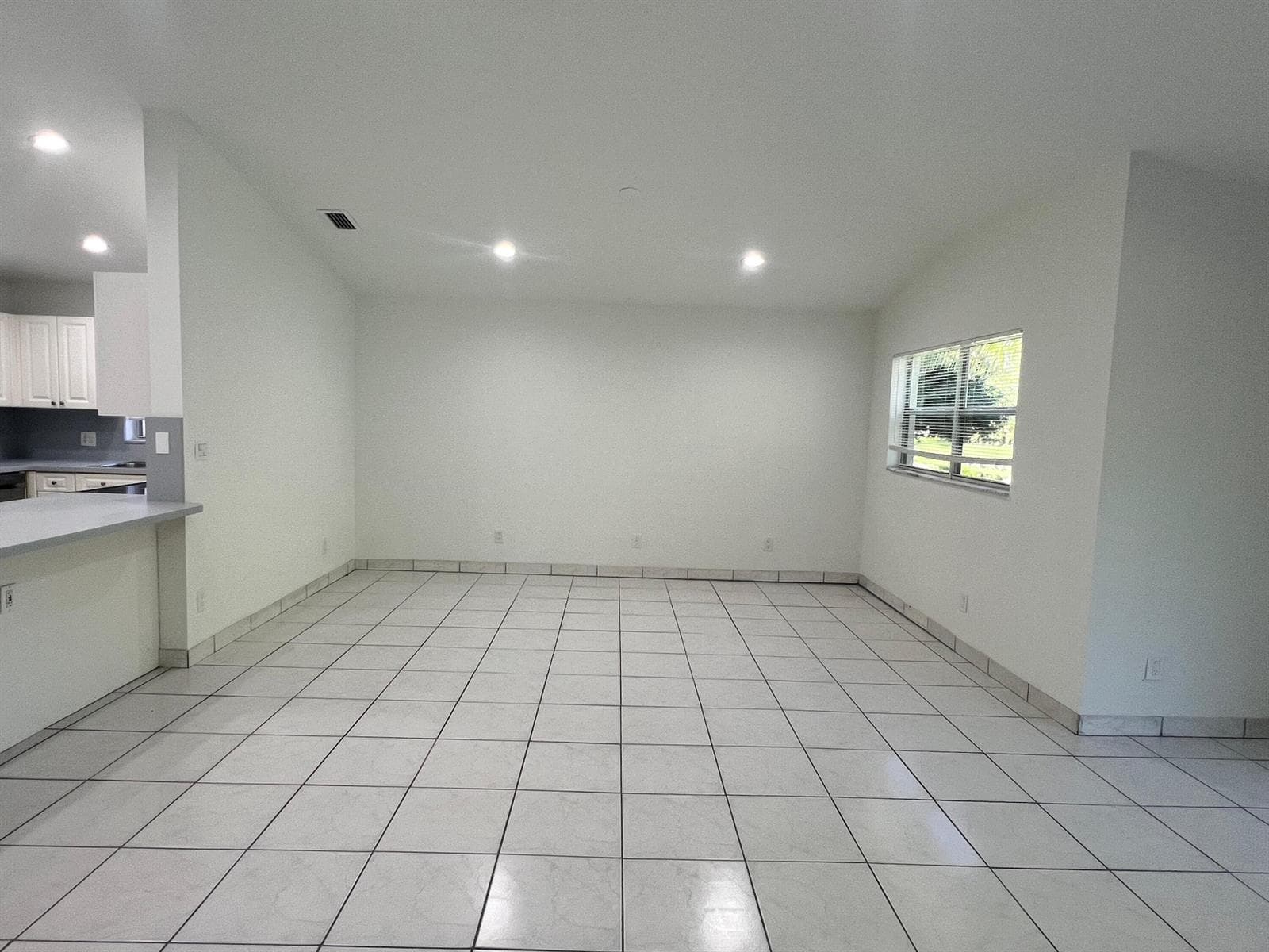 1096 Staghorn Street photo 5