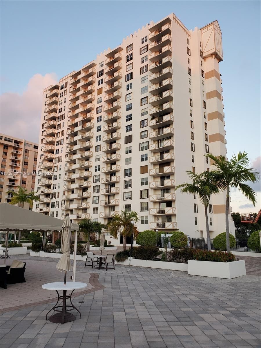 1865 S Ocean Dr 12L photo 1