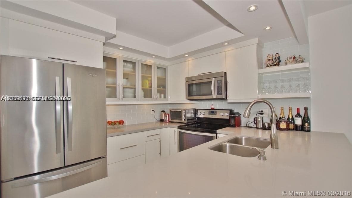 100 Bayview Dr 1811 photo 12