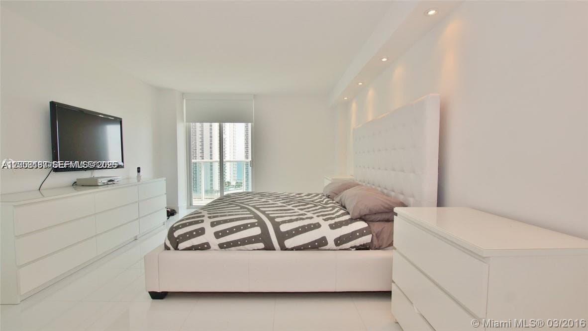 100 Bayview Dr 1811 photo 9