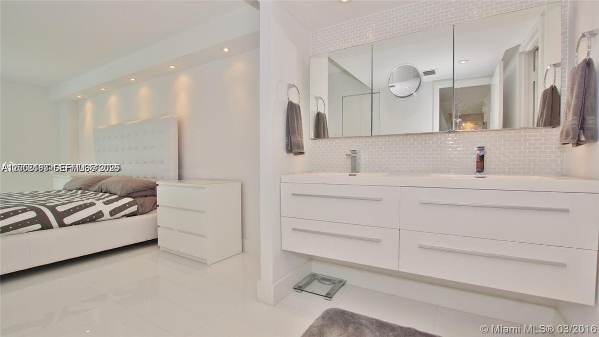 100 Bayview Dr 1811 photo 10